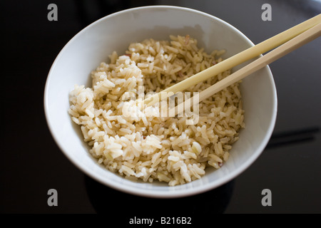 Ciotola di marrone riso integrali e bastoncini di riso è diventato un costoso prodotto come sua in approvvigionamento corto Foto Stock