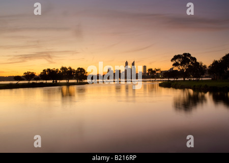 Perth la grattacieli al tramonto riflesso in un lago sulla South Perth foreshore accanto al Fiume Swan. Australia occidentale Foto Stock