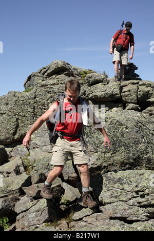 Gli escursionisti salire Caps Ridge Trail durante i mesi estivi si trova nelle White Mountains del New Hampshire USA Foto Stock