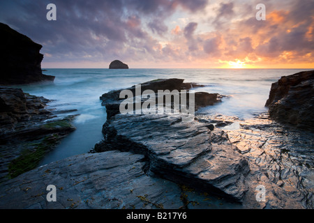 Trebarwith Strand e Gull Rock al tramonto Cornwall Inghilterra Foto Stock