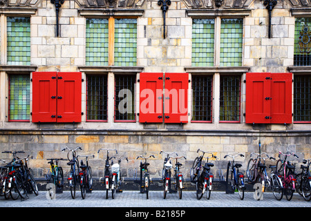 Le biciclette presso il municipio di Delft Paesi Bassi Foto Stock