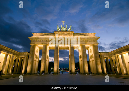 Un HDR un ampio angolo di visione del Brandenburger Tor o Porta di Brandeburgo al tramonto tramonto. Foto Stock