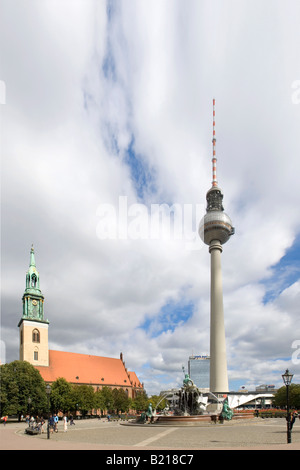 Un immagine di 3 punto panoramico del San Marienkirche o la chiesa di Santa Maria, la torre della televisione e la fontana del Nettuno. Foto Stock