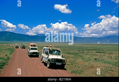 La congestione di turista veicoli 4WD nel cratere di Ngorongoro mentre la visione di gioco. Foto Stock