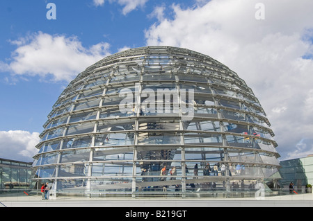 Una vista esterna di turisti all'interno della cupola sulla sommità del Reichstag - il tedesco parliment edificio. Foto Stock