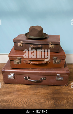 Vintage custodie in pelle con un tradizionale mans 'Trilby' hat Foto Stock