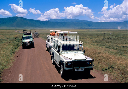 La congestione di turista veicoli 4WD nel cratere di Ngorongoro mentre la visione di gioco. Foto Stock