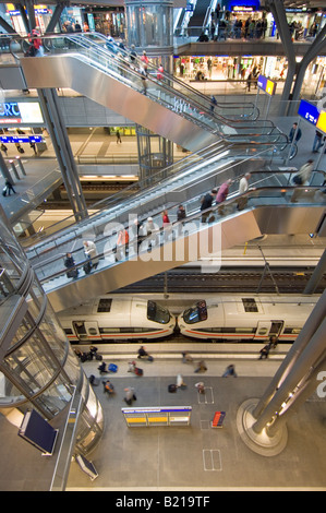 Inferiore a livello di Piattaforma - un inter city express statico presso la piattaforma con pasengers lasciando il treno e sulle scale mobili. Foto Stock