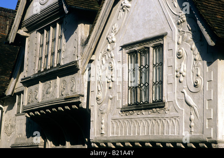 Pargeting pargetting Saffron Walden Essex England gesso ornamentali Sun Inn uccelli piante decorative casa decorazione anteriore Foto Stock