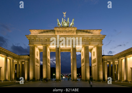 Un HDR un ampio angolo di visione del Brandenburger Tor o Porta di Brandeburgo al tramonto tramonto. Foto Stock