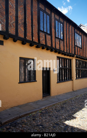 Le strade di ciottoli e gli edifici di vecchia costruzione di Elm Hill Norwich Regno Unito Foto Stock