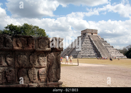 Il muro di teschi e Kukulkan Foto Stock