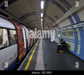Stazione della metropolitana di Camden Town - linea nord - Londra Foto Stock