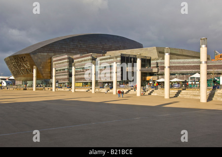 Il Wales Millennium Centre e Roald Dahl Plass presso il rigenerato Cardiff Bay area. Foto Stock