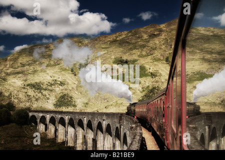 Giacobita treno a vapore attraversando il viadotto Glenfinnan Foto Stock