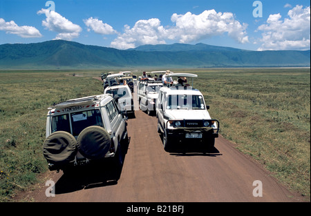 La congestione di turista veicoli 4WD nel cratere di Ngorongoro mentre la visione di gioco. Foto Stock