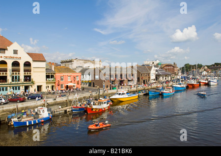 Un ampio angolo di visione del xvii secolo vecchio porto di Weymouth presi da Westham bridge. Foto Stock