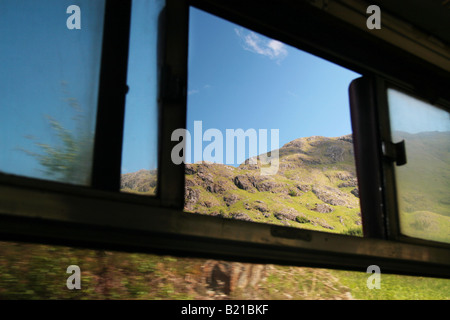 La vista dalla finestra del giacobita treno a vapore Foto Stock