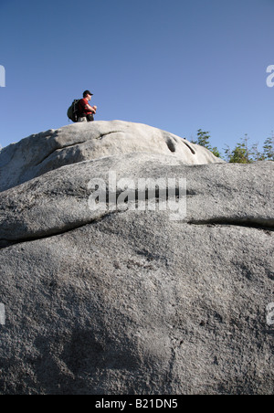 Escursionista sui tappi Ridge Trail durante i mesi estivi si trova nelle White Mountains del New Hampshire USA Foto Stock