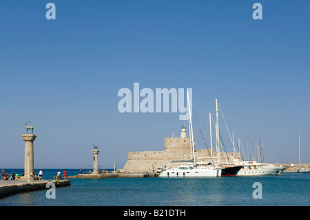 Il dollaro e il DOE deer statue che guardia su alte colonne all'entrata di Mandraki Harbour per l' isola di Rodi. Foto Stock