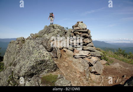 Escursionista sui tappi Ridge Trail durante i mesi estivi si trova nelle White Mountains del New Hampshire USA Foto Stock