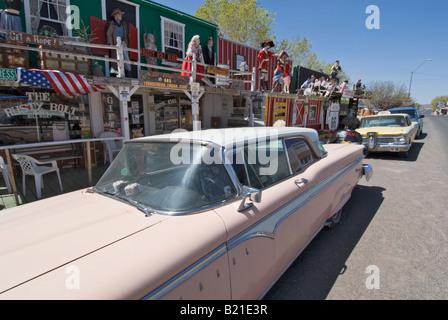 Arizona Seligman vecchia storica Route 66 Edsel auto parcheggiate nella parte anteriore del negozio di souvenir Foto Stock