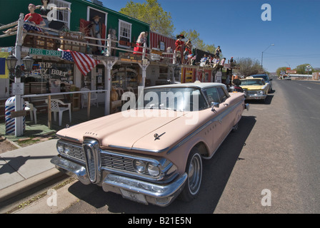 Arizona Seligman vecchia storica Route 66 Edsel auto parcheggiate nella parte anteriore del negozio di souvenir Foto Stock