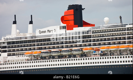 Dettaglio del rivestimento di Cunard Queen Mary 2 mentre ormeggiata nel porto di Southampton Hampshire Inghilterra Foto Stock