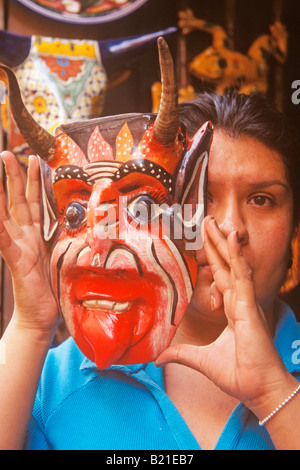 Ragazza di vendita può contenere fino diavolo maschera in store Guanajuato Messico Foto Stock