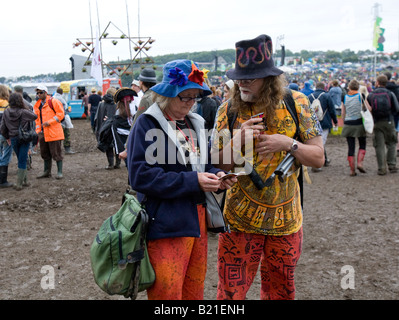 Il vecchio hippy di coppia al Glastonbury festival Pilton Somerset REGNO UNITO Europa Foto Stock