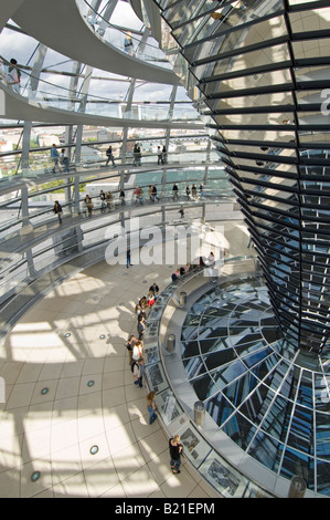 Un ampio angolo di visione di turisti all'interno della cupola sulla sommità del Reichstag - il tedesco parliment edificio. Foto Stock