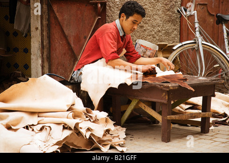 Marrakech uomo morente pelli cuoio Foto Stock