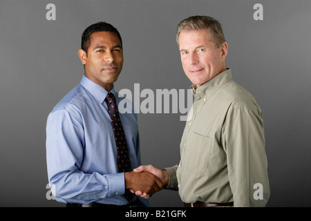 Due uomini stringono le mani Foto Stock
