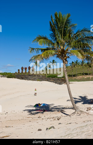 America del Sud Cile Rapa Nui Isla de Pascua Isola di Pasqua spiaggia di Anakena donna guardando il gigante di pietra Moai statue di Ahu Nau Foto Stock