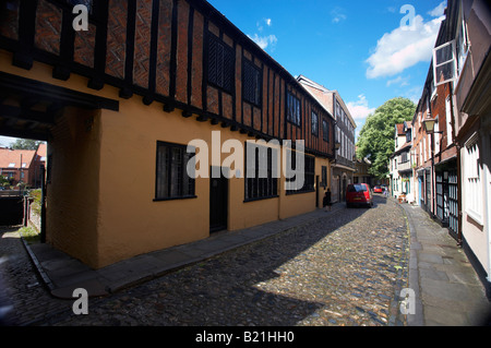 Le strade di ciottoli e gli edifici di vecchia costruzione di Elm Hill Norwich Regno Unito Foto Stock