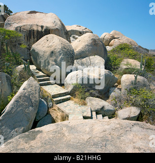 Grandi massi compongono questa strana formazione di roccia presso il Parco Nazionale di Arikok ad Aruba Foto Stock