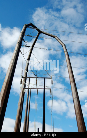 Tensione alta di alimentazione delle linee di trasmissione Foto Stock