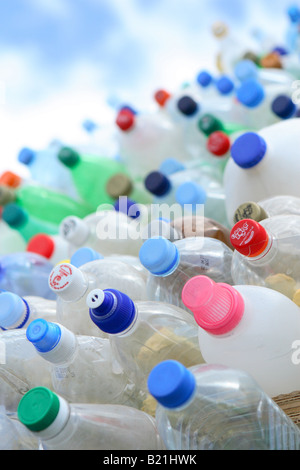 Pila pila assortiti di bottiglie di plastica con coperchi colorati al centro di raccolta rifiuti Foto Stock