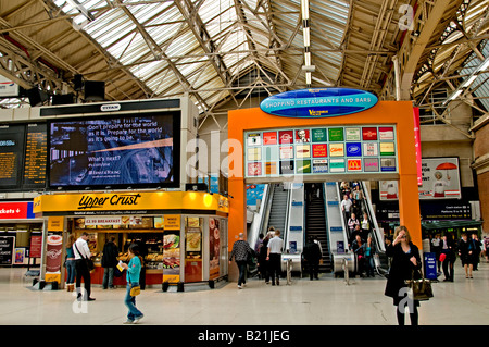 Stazione Victoria di Londra Inghilterra Train Town City Foto Stock