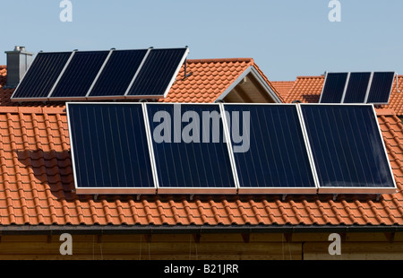 Powered Solar case per la costruzione di un nuovo complesso residenziale nel villaggio di Holzhausen, Baviera, Germania. Foto Stock