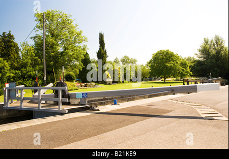 San Giovanni la serratura sul fiume Tamigi a Lechlade, Gloucestershire, England, Regno Unito Foto Stock