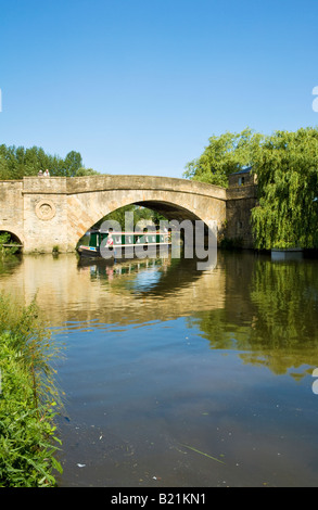 Halfpenny Bridge, un vecchio ponte a pedaggio di pietre di Cotswold sul Fiume Tamigi e chiatta a Lechlade, Gloucestershire, England, Regno Unito Foto Stock