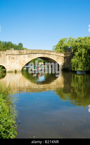 Halfpenny Bridge, un vecchio ponte a pedaggio di pietre di Cotswold sul Fiume Tamigi e chiatta a Lechlade, Gloucestershire, England, Regno Unito Foto Stock