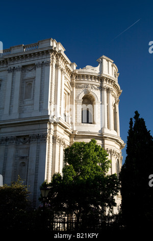 Dettaglio dell'Abside l'estremità orientale della Cattedrale di San Paolo a inizio estate il sole mattutino, Londra, Inghilterra Foto Stock