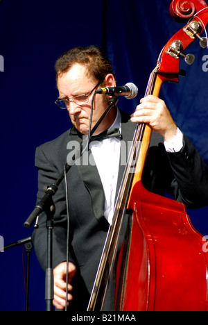 Bass Player in Buddy Holly Tribute Band Foto Stock