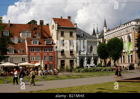 Le case delle corporazioni e street cafe in Rigas città vecchia Riga Lettonia Paesi Baltici Foto Stock