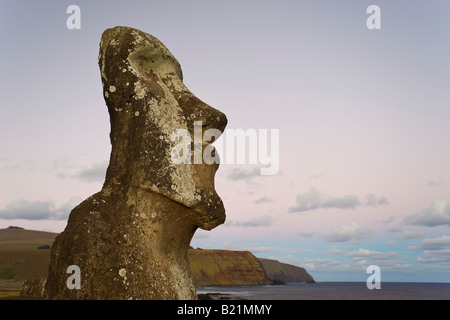 America del Sud Cile Rapa Nui Isla de Pascua Easter Island view al crepuscolo di un monolitico solitario gigante di pietra Moai statua a Tongariki Foto Stock