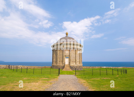 Il Mussenden Temple appollaiato sulla cima di una scogliera è parte della discesa station wagon County Londonderry Irlanda del Nord GB UK EU Europe Foto Stock