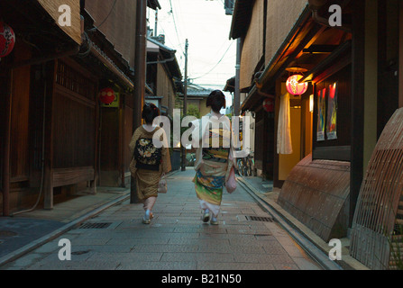 Due Geisha (Geiko) camminando per le strade di Gion, Kyoto, Giappone Foto Stock