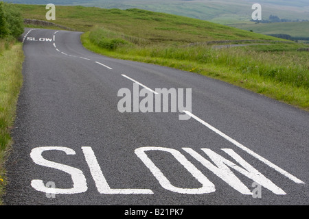 Segno lento sulla strada di un paese del Northumberland UK estate Foto Stock